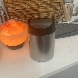 Simple Human mini trash can